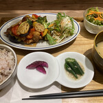 kawara CAFE&DINING - 地鶏昆布出汁で漬けた鶏唐揚げと彩野菜の黒酢和え定食¥1300