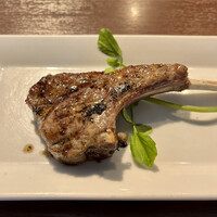 ワカヌイ グリル ダイニング バー 東京 - WAKANUIスプリングラムチョップ炭火焼