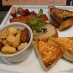 春吉三丁目鉄板バルTABELI - 自慢の燻製玉手箱