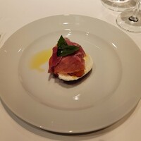 IL LUPINO PRIME - 水牛モッツァレラのカプレーゼ 生ハム添え