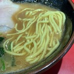 横浜ラーメン 真砂家 - 三河屋製麺の中太麺。