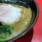横浜ラーメン 真砂家 - 少しマイルドだけど醤油は強めのスープ。