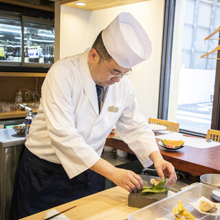 カウンターの目の前で板前が仕上げるライブ感あるちょっとプレミアムな和食