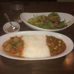 CAFE DE MOMO - ①グリーンサラダ、Combi curry キーマカレー + ミックス野菜カレー S サイズ