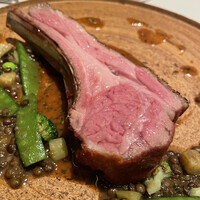 カンテサンス - ⑧シストロン産小羊ステーキ、レンズ豆、スナップエンドウ
                    　