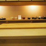 日本料理 川島 - 一枚板のすがすがしいカウンターだけのお店。