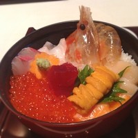 函館うに むらかみ 日本生命札幌ビル店 - 今日のランチはちょっと豪華に「おまかせ海鮮丼」。
                    北海道バンザイ*\(^o^)/*って感じの丼です。