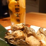 Robata Souteigai - 焼き牡蠣のアンチョビバターと極みレモンサワー