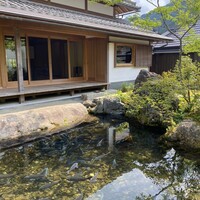比良山荘 - お庭も素晴らしい
                    鯉は泥抜きしているのかな