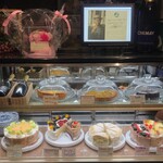 ブライトン ベル - お店の正面にはケーキケース！毎日手作りのフルーツたっぷりの自慢のケーキが並びます