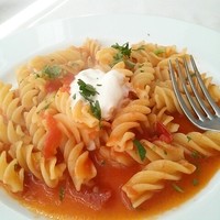 ナポリ、アマルフィ料理 Ti picchio 中目黒 - ランチのパスタ「トマトのフジッリ、リコッタチーズのせ」  チーズとトマトソースを絡めてみた、ウマッシ