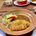 BONAPPETIT Delices - カツカレー　カトレット Escalope de porc. 欧風のカレーで素揚げ野菜と美味しかったです。