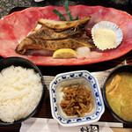 かど新 - 焼魚(鮪のカマ焼き)定食、ご飯少なめ_¥930