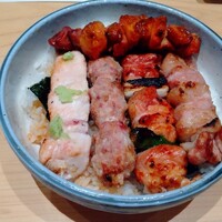 伊勢廣 京橋本店 - 焼鳥5本丼(ささみ、もも肉、団子、皮身、レバー) 1,900円 ♪