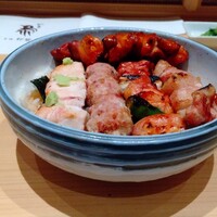 伊勢廣 京橋本店 - 焼鳥5本丼(ささみ、もも肉、団子、皮身、レバー) 1,900円 ♪
