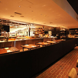 オープンキッチンを間近に楽しめるお席です♪