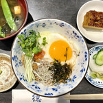 ningyouchoutoku - ばくだん丼、味噌汁、卵焼き、お新香。丼は山葵醤油で。