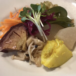 アジアの味覚 亀遊 -  魯肉飯：３種類の惣菜 アップ