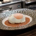 トリワイン ＰＩＫＯＳＨＨＨＵ - 地鶏１００％ハンバーグのトリデミグラスソース、目玉焼きトッピング