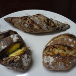 ハナサクベーカリー - ｶﾝﾊﾟｰﾆｭ クランベリーとくるみ、ｶﾝﾊﾟｰﾆｭ くるみカレンツクリームチーズ、ｶﾝﾊﾟｰﾆｭ いちじく