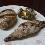 ハナサクベーカリー - ｶﾝﾊﾟｰﾆｭ いちじく、ｶﾝﾊﾟｰﾆｭ くるみカレンツクリームチーズ、ｶﾝﾊﾟｰﾆｭ クランベリーとくるみ