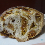 ハナサクベーカリー - ｶﾝﾊﾟｰﾆｭ いちじく、断面