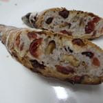 ハナサクベーカリー - ｶﾝﾊﾟｰﾆｭ クランベリーとくるみ、断面