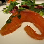 レストラン ラッセ - 25年3月　オーロラサーモンの燻製　タイムのマリネ　サラダ仕立て　アップ
