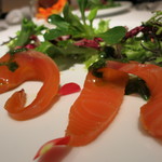 レストラン ラッセ - 25年3月　オーロラサーモンの燻製　タイムのマリネ　サラダ仕立て
