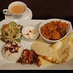 MANAS - ランチ：おすすめセット　カレー、ナン、ライス、サラダ、チップス、デザート、ドリンク付き