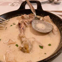 スンガリー 新宿東口本店 - シュクメルリ（ひな鶏1羽のプレス焼きのニンニククリーム煮込み）たべかけ