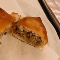 スンガリー 新宿東口本店 - ピロシキ（ひき肉、玉ねぎ、卵の入った揚げパン）