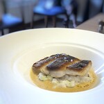 Salle a manger de Morimoto - ◆彼女は「イサキ」を、下にはアメリケーヌソースのリゾット。 一口お味見させて頂いたのですけれど､イサキは香ばしく焼かれ、リゾットもいいお味でした。