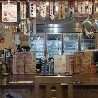 お勧め料理などをお祭りイメージで飾り付けした店内。