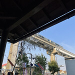 とうふ処 三河屋 - となると、反対からもモノレールくるよね〜ということで待ってたらきましたが、レールが向こう側だから綺麗に映らないね(^_^;)