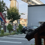 とうふ処 三河屋 - 信号の下の茶色い三角屋根の奥は、中央道。高速です。