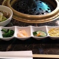 梨の家 五反田店 - ランチコース2980円のサラダと前菜(?!)です