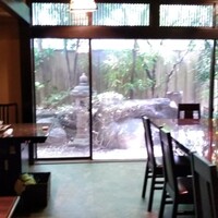 梨の家 五反田店 - 奥のスペースは中庭に面しています。中庭ビューはあとは個室になるよう。