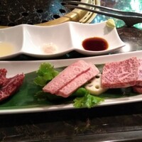 梨の家 五反田店 - 左手前から(全てA5和牛の)厳選ハラミ、トロカルビ、イチボ、奥は切れてますが4種、左からタレ、レモン汁、ミネラル塩、わさび醤油