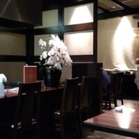 梨の家 五反田店 - 店内一番奥の空間。席の間隔は十分あります。