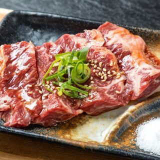 肉職人のプロ技術による極上の赤身肉