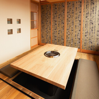 Relax and Yakiniku (Grilled meat) in a private room or table seat that creates a special feeling.