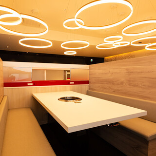 タッチパネル搭載！白基調のレーン席