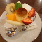 DAIBAN COFFEE cafe - プリンアラモード880円✨このために作られた小さなプリンが可愛らしい。季節のフルーツは出てくるまでのお楽しみです♪