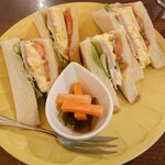 DAIBAN COFFEE cafe - 産直野菜とのミックスサンド720円✨シャキシャキ野菜にハムとたまごサラダをトーストにサンド♡自家製ピクルスもやさしい酸味でサンドイッチに合います！！