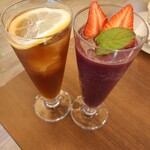 DAIBAN COFFEE cafe - セットドリンク350円(アイスレモンティー)←私の注文。＆葡萄のスムージー620円←同行者の注文。上に乗るフルーツまで美味しかったです♪