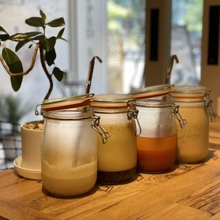 新鮮野菜のサラダは健康的な自家製ドレッシングで召し上がれ♪