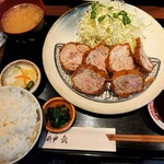 とんかつ井戸枩 - おかわりOKのご飯や豚汁、大盛りOKのキャベツや香の物に小鉢付き♪USヒレカツ定食150g1,300円