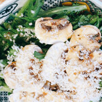 桜山鮨食人 五と二 - 春菊とマッシュルームのサラダ