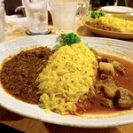 スパイスバル コザブロ - 限定カレー岩中豚とアサリのカレー アレンテージョ風とラムキーマビンダルのあいがけカレー